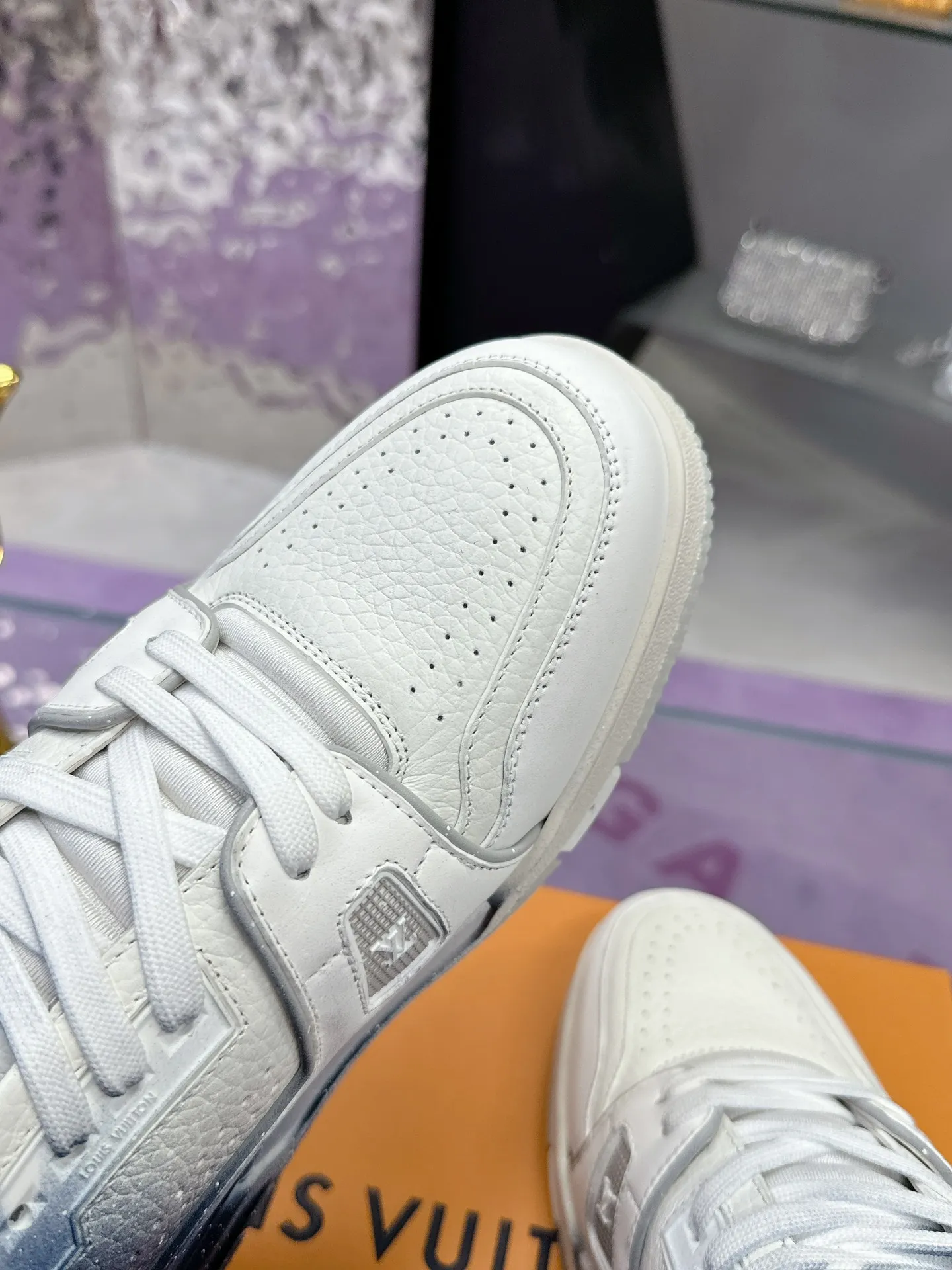 Men's men's shoes💰840❤️❤️❤️ (craft style, hand-rubbed, distressed, solid color, couple style) Original development, quality shipment, welcome to compare ❥❥❥❥❥❥LV sneaker series LV Trainer Maxi sneakers introduce the loose silhouette of the ready-to-wear series into the LV Trainer sneaker design written by Virgil Abloh, making an eye-catching appearance at the 2023 spring and summer men's wear show. The cow leather upper is combined with rough fabric laces, and colorful beading highlights the brand's classic elements. LV letters mark the tongue and Monogram floral outsole. Mixed materials Made of first-layer cowhide, wrapped in imported custom-printed denim, thick shoelace design, large Monogram print on the side, "lv 54" badges on the tongue and heel, rubber outsole decorated with Monogram flowers, mesh lining and cotton feet, the comfort is as extreme as ever, premium heritage, quality first, worth owning! Size: 35-40 for women, 39-44 for men (45 and 46 are custom-made and non-returnable) ♡Full set of packaging with original gift box